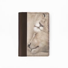 Обложка на паспорт комбинированная "Спящие львы", шоколад белая вставка
