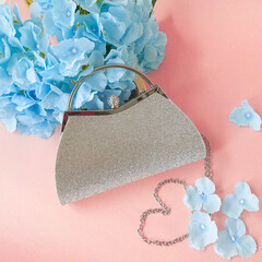 Сумочка - клатч Серебряная с ручкой и цепью, усыпанная стразами, на магните, фурнитура в серебре, 23*6*14 см