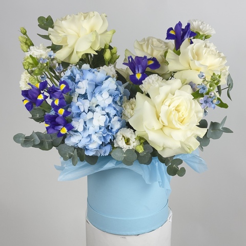 Коробка с ирисами и гортензией