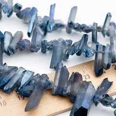 Кварц тонированный необработанные бусины, цвет синий, размер около 15-25*4-6 мм, цена за отрезок 9,5 см (1/4 нити)