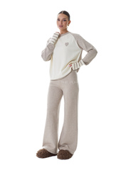 Бежевый трикотажный костюм с сердцем