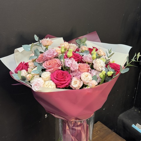 Букет из микса роз, эустомы и эвкалипта