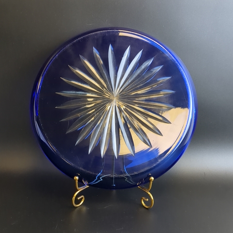 Поднос кобальтового цвета для сервировки, стекло, резной узор, D- 25 см, винтаж времён СССР 1970-1990 гг