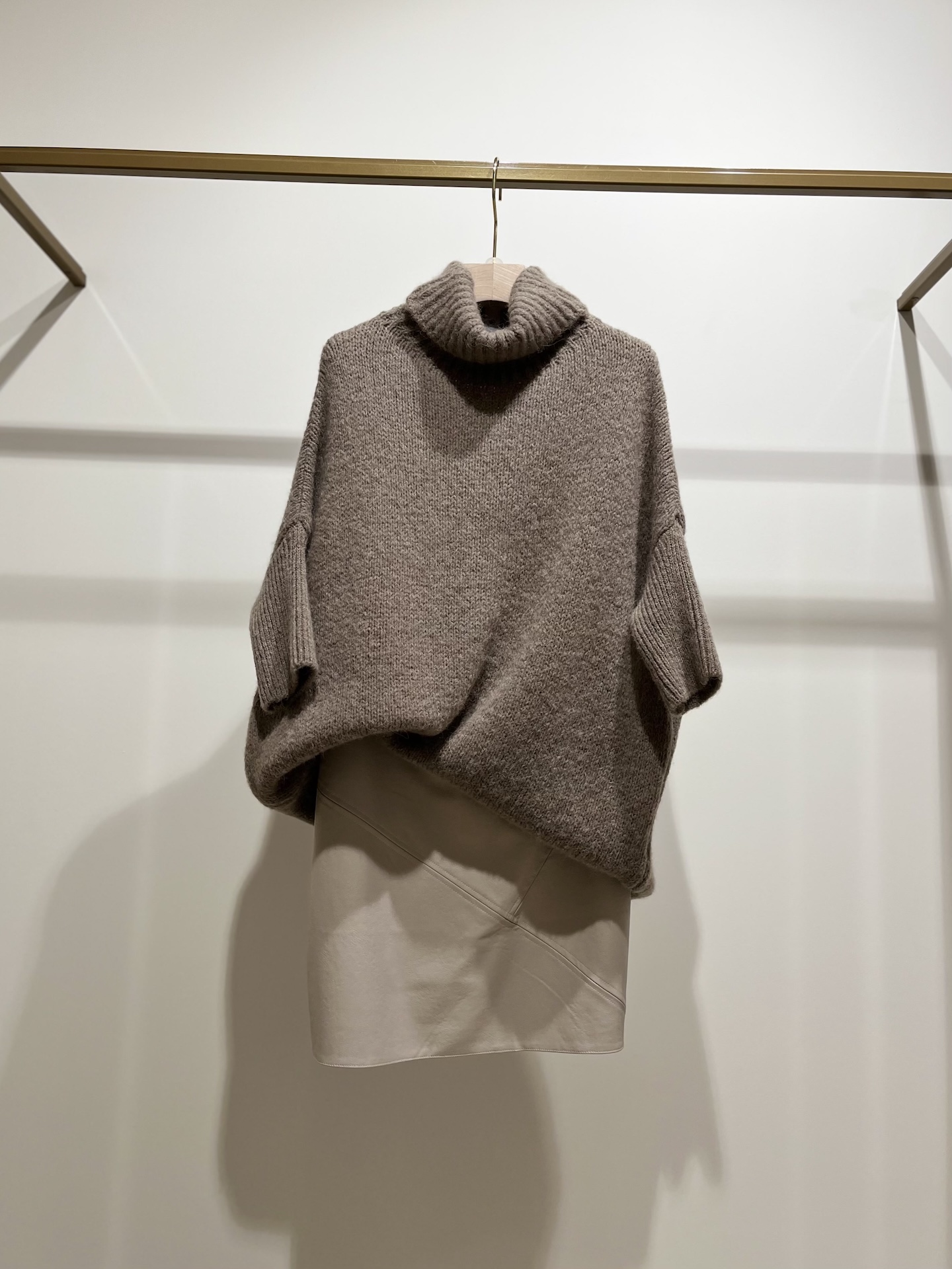 Свитер с коротким рукавом и высоким горлом