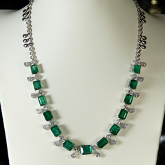 Золотое колье с изумрудами и бриллиантами