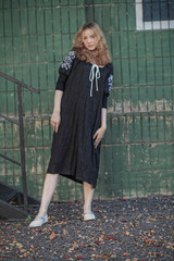 Ксения. Платье женское льняное миди с вышивкой под пояс PL-422621