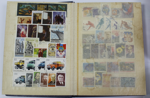 Альбом с коллекцией марок (СССР и иностранные). Гашеные и негашеные (примерно 525 штук) VF