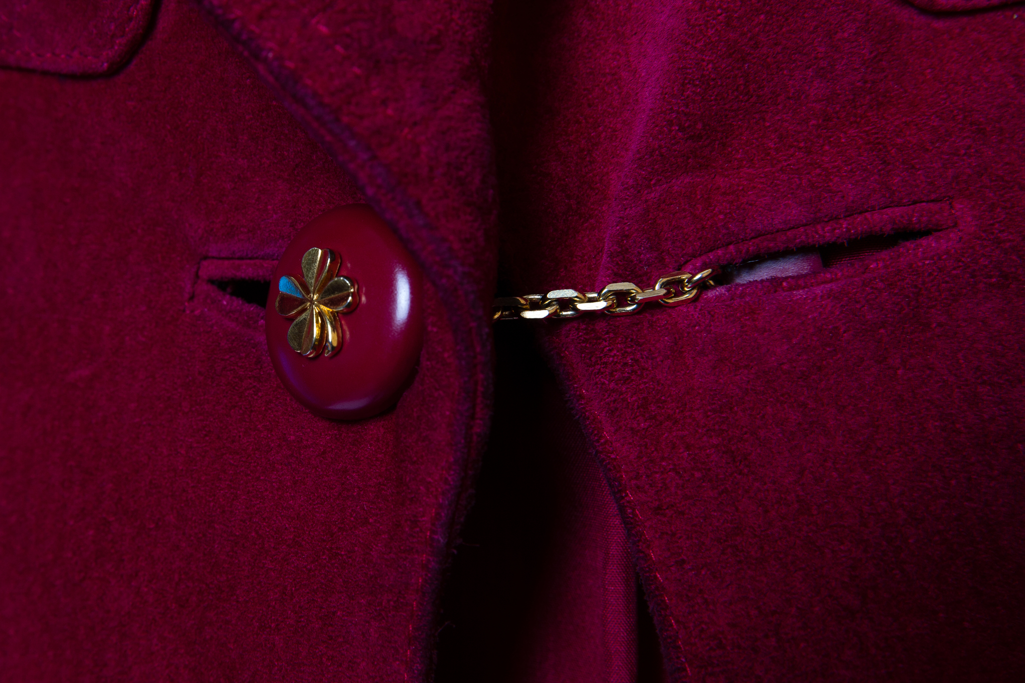 Эффектный удлиненный жакет из замши красного цвета от Chanel, 38 размер.