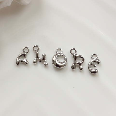 Слово из букв AMORE в серебре