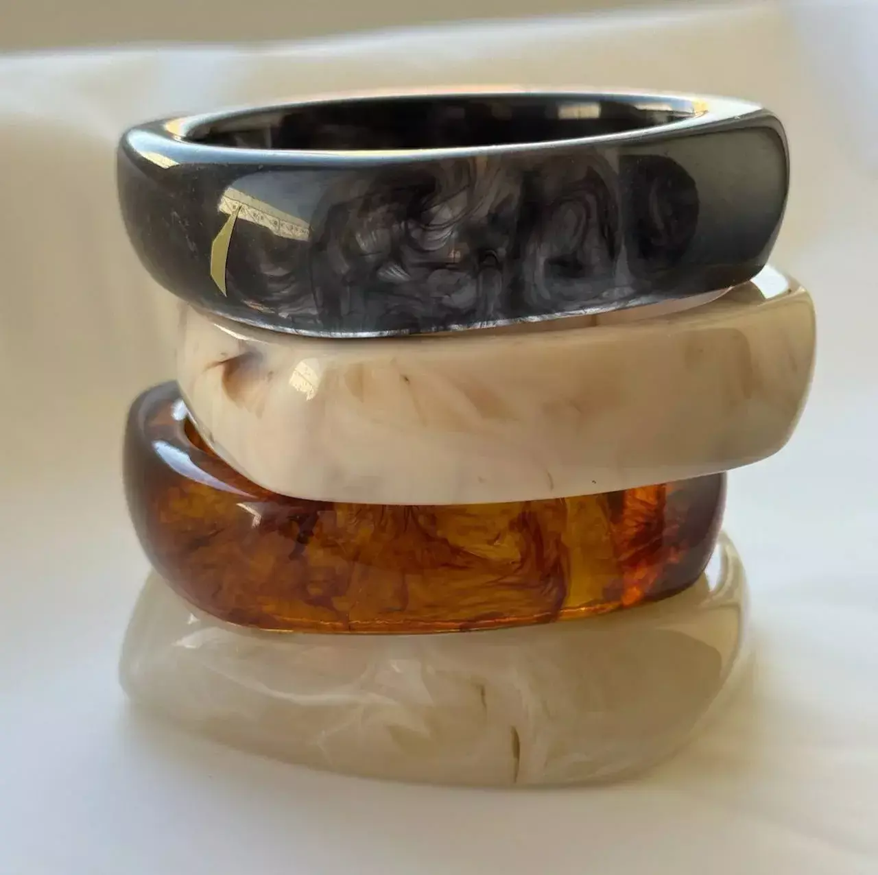 Браслет из смолы квадратной формы в розовом цвете