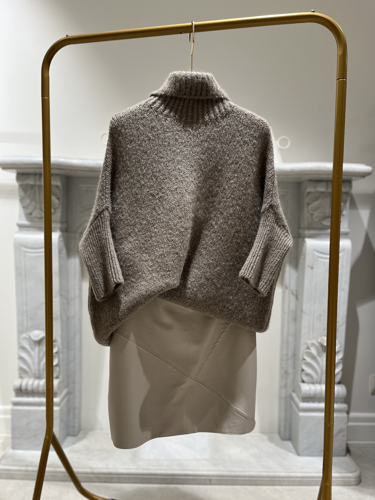 Свитер с коротким рукавом и высоким горлом