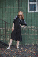 Ксения. Платье женское льняное миди с вышивкой под пояс PL-422621