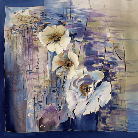 Шёлковый платок Цветы на синей воде 90x90 см