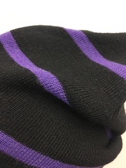 Зимняя двухслойная удлиненная шапочка с полосками. Тонкие фиолетовые полоски на черном фоне.