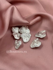 Пуговицы неровной формы рельефные в матовом светлом серебре