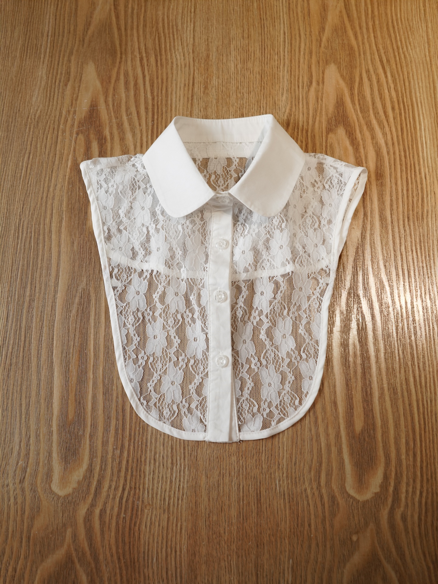 Манишка из кружева с отложным круглым воротничком