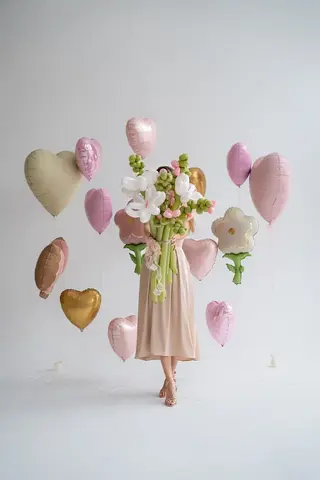 Сет гелиевых шаров Розовые сердца с букетом белых хризантем