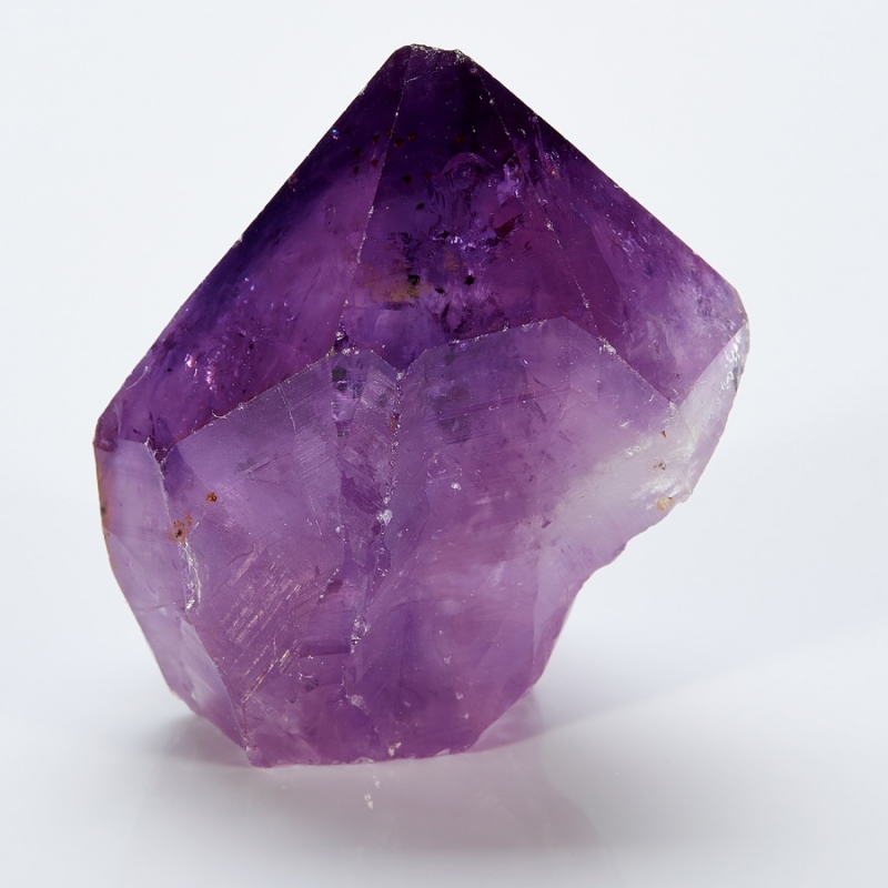 Виды аметиста. Аметист. Аметист камень. Amethyst камень. Рутиловый аметист.