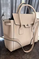 Женская пудровая форматная сумка из натуральной толстой кожи