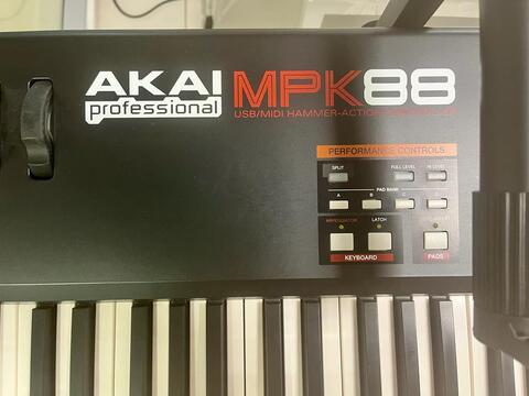 Akai Pro MPK88 MIDI-клавиатура, 88 взвешенных клавиш