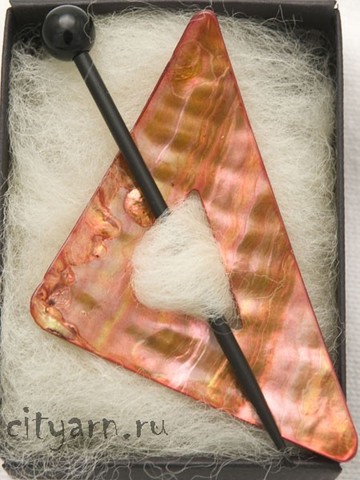 Заколка для вязаного полотна Holz Stein из натурального перламутра, треугольная, цвет оранжево-розовый, тёмная палочка, 1