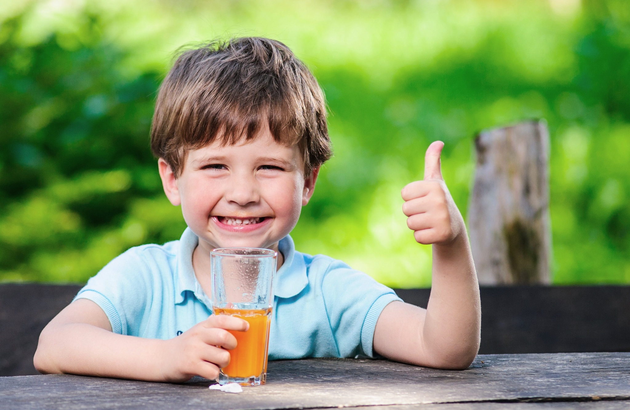 Сок пью вкусный. Ребенок пьет сок. Счастливый мальчик. Лимонад для детей. Дети пьют лимонад.