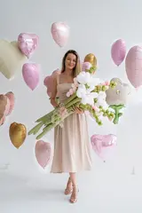 Сет гелиевых шаров Розовые сердца с букетом белых хризантем