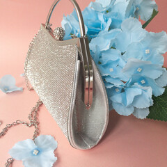 Сумочка - клатч Серебряная с ручкой и цепью, усыпанная стразами, на магните, фурнитура в серебре, 23*6*14 см