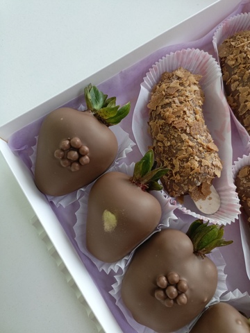 Клубника и бананы в шоколаде