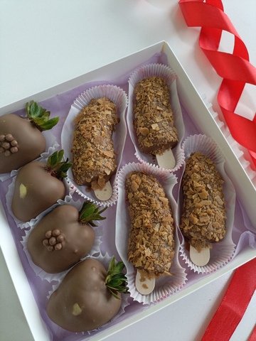 Клубника и бананы в шоколаде