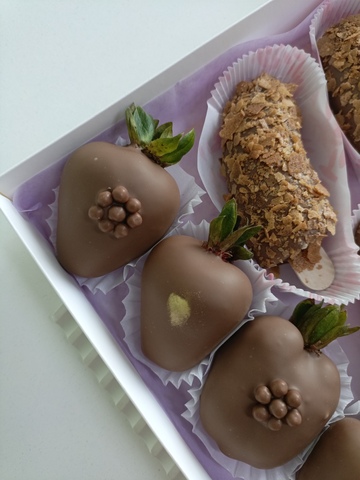 Клубника и бананы в шоколаде