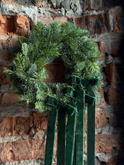 Венок из хвои с бархатными лентами