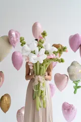 Сет гелиевых шаров Розовые сердца с букетом белых хризантем
