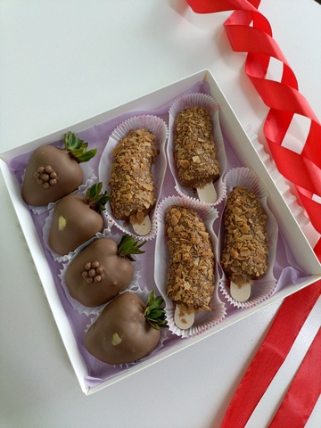 Клубника и бананы в шоколаде