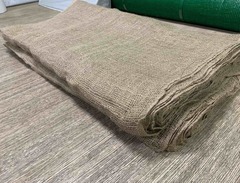 Натуральная мешковина из 100% джута сложенная для защиты корневой системы и упаковки растений
