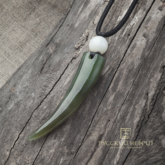 Амулет "Медвежий коготь". Зелёный, белый нефрит