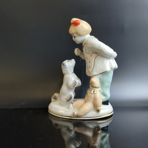 Статуэтка "А ну-ка отними!" ("Девочка с собакой и игрушкой"), автор С. Голембовская (Болзан), фарфор, роспись, золочение, Полонский завод художественной керамики (Полонное ЗХК), СССР, 1956-1972 гг.