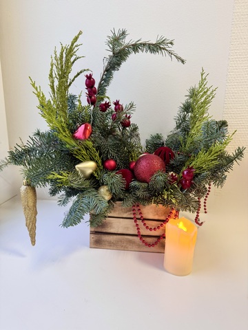 Новогодняя композиция из свежего нобилиса с новогодним декором