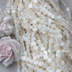 Перламутр натуральный, матовый, в форме цветка 8 мм, 1 нить ПР108