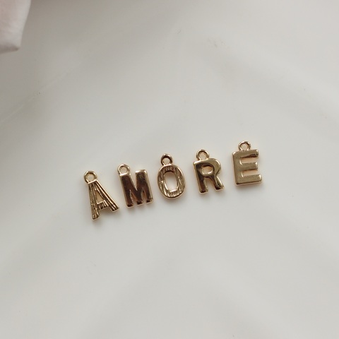 Слово из букв AMORE в позолоте