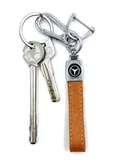 Брелок для ключей кожаный с эмблемой Mercedes с карабином (кожзам, рыжий цвет с желтой строчкой)
