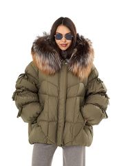 Зеленый пуховик с мехом енота и завязками на рукавах