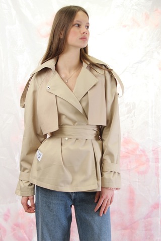 Короткий тренч в бежевом цвете