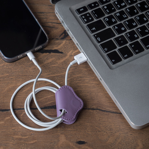 Держатель для проводов и наушников Chapeau из кожи теленка, фиолетового цвета