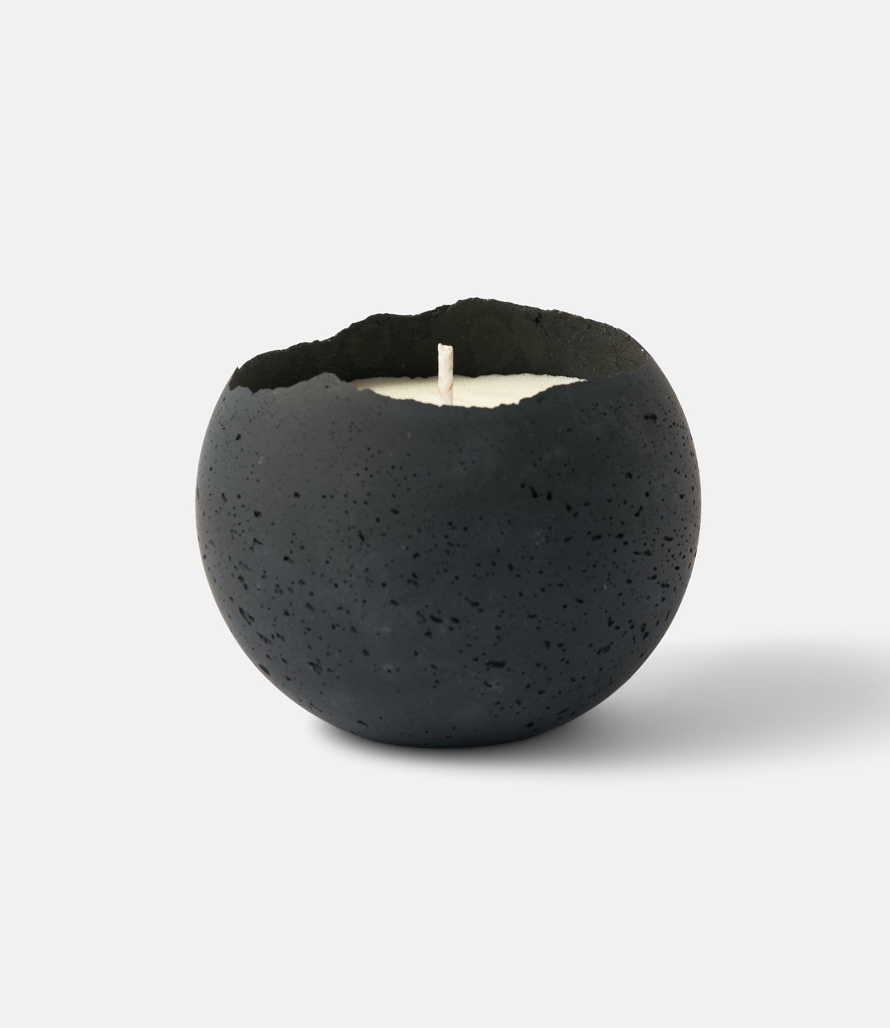 Konzuk Orbis Concrete Candle Coal Black — бетонная свеча