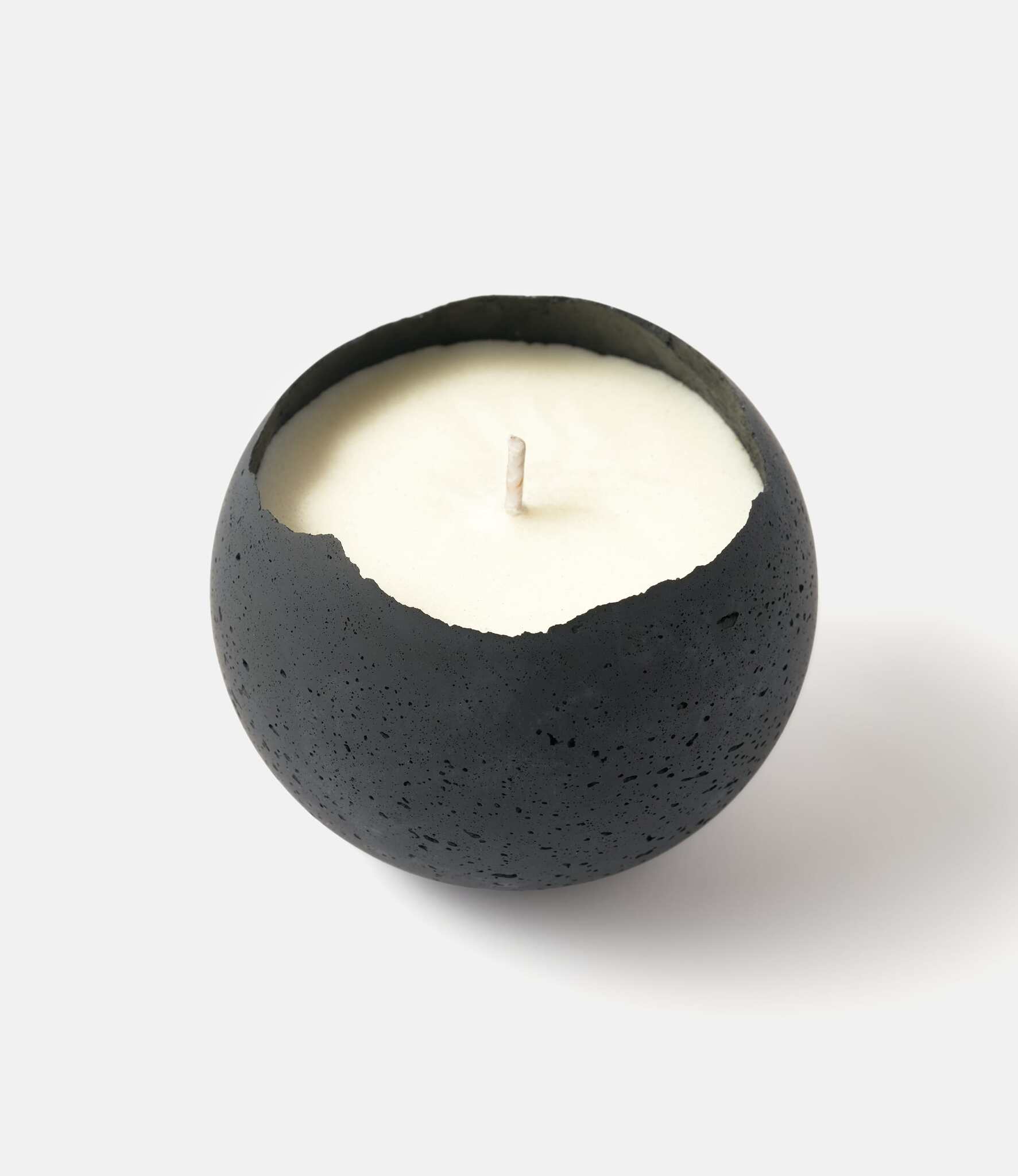 Konzuk Orbis Concrete Candle Coal Black — бетонная свеча