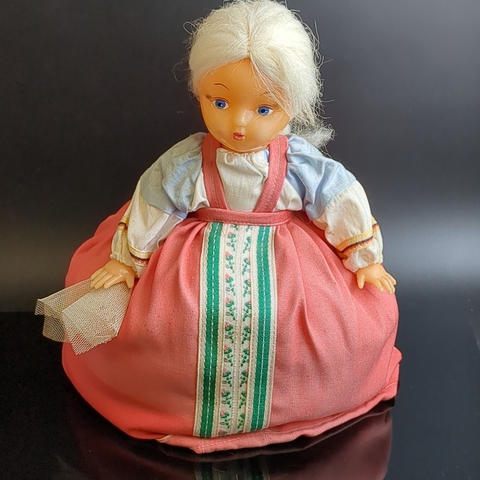 Кукла - грелка (баба) на чайник (самовар), пластик, ткань, роспись. СССР, 1960-1980 гг.