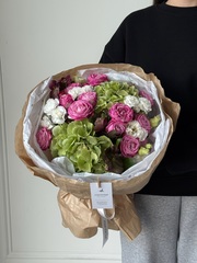 Букет из кустовых пионовидных роз,гортензии, кустовых диантусов и хелеборуса