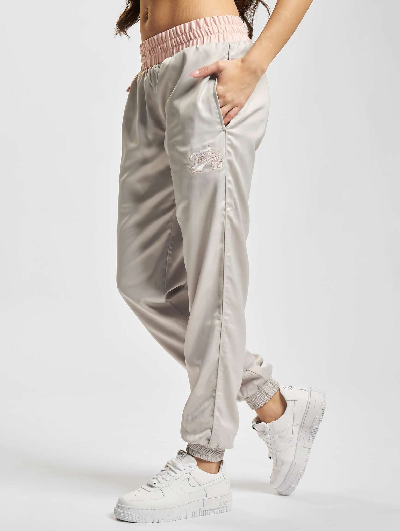 Свободные спортивные штаны. Атласные спортивные брюки. Брюки серые свободные женские. Фубу штаны. Бершка белые с серыми разводами штаны.