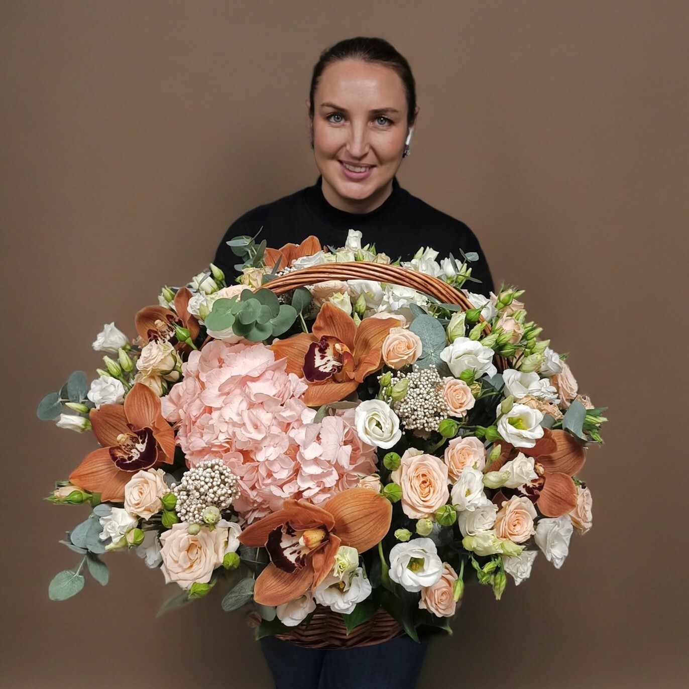 Букет цветов «Теплый сюрприз» 💐 купить по цене 9 407 ₽ с доставкой в Москве